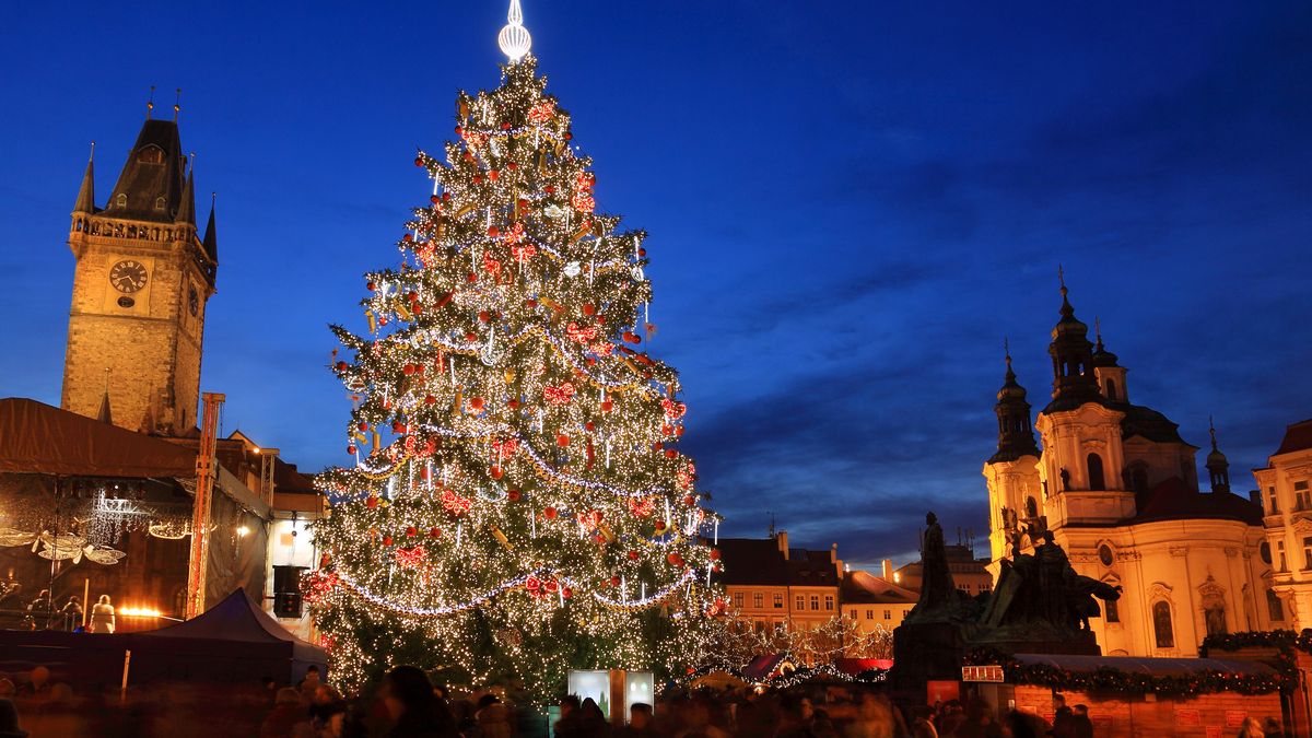 Města řeší, jak o adventu ušetřit. Třeba na vánočním stromě na „Staromáku“
